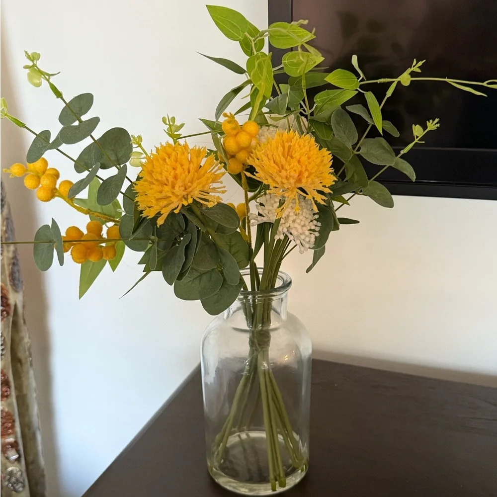 Kohl's Faux Floral Arrangement Yellow White Flowers Clear Glass Vase 7.5”